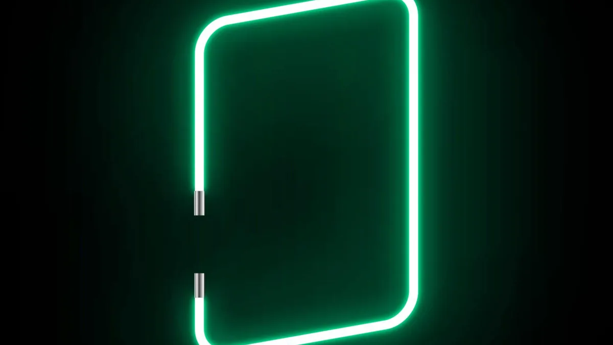 Le profil sombre d'un téléphone bordé d'une lueur verte, la garde discrète du mobile.
