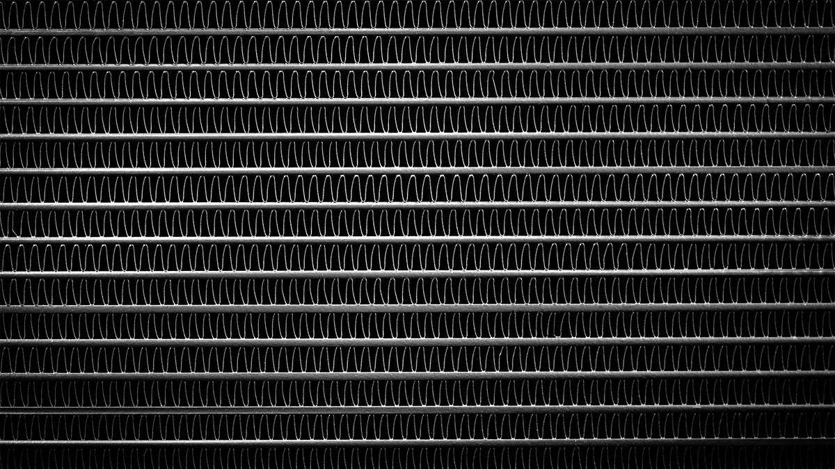 Des rangées de petits carrés sombres sur fond noir, les échantillons classés en base.