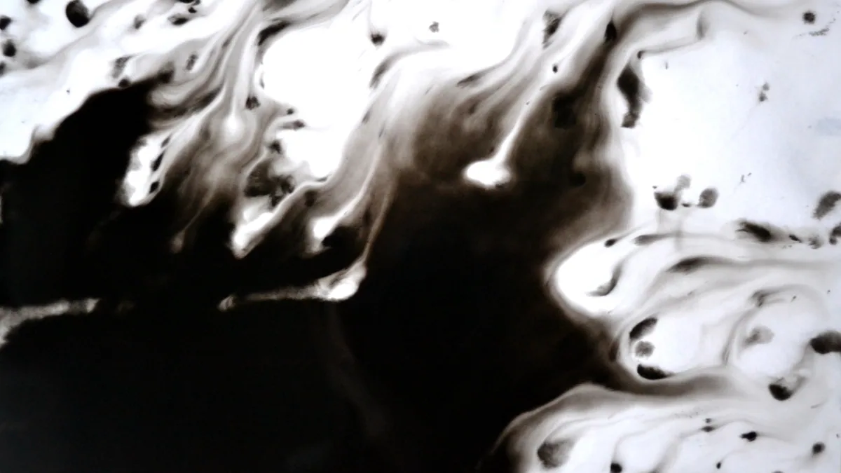 Une tache sombre qui se propage sur une surface claire, la propagation du code parasite.